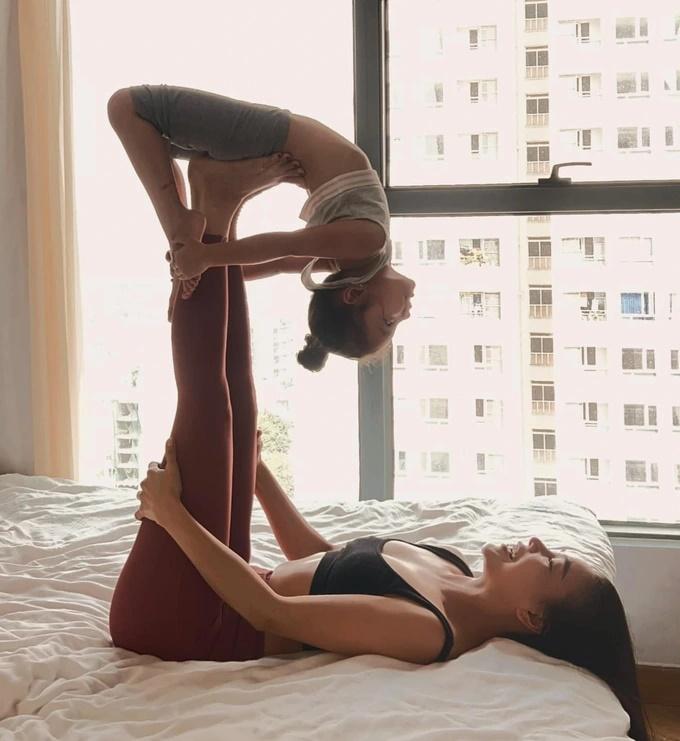 Mẹ một con Trà Ngọc Hằng khoe 3 vòng nóng bỏng với tư thế yoga khó-7