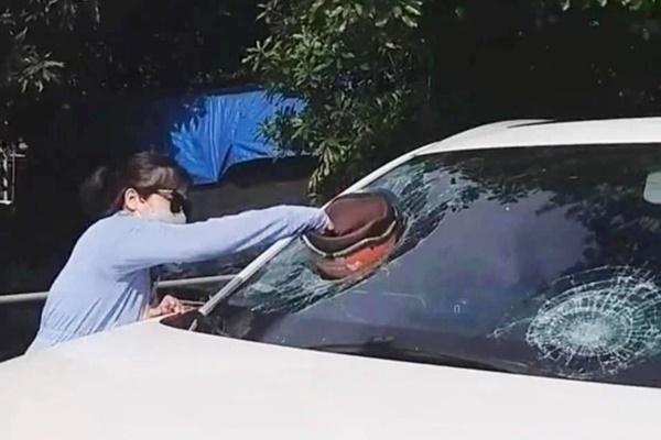 Cùng con dâu đi đánh ghen, bố chồng bị ủn lên nắp capo-4