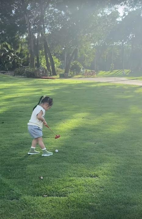 Mới 3 tuổi, con gái Đàm Thu Trang - Cường Đô La đã được ra sân golf-1