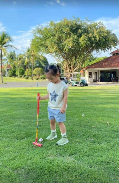 Mới 3 tuổi, con gái Đàm Thu Trang - Cường Đô La đã được ra sân golf-2