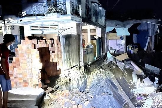 Sóc Trăng: Sạt lở trong đêm, 3 căn nhà chìm xuống sông