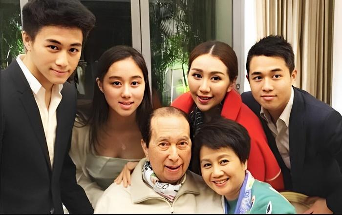 Gái út trùm sòng bài Macau vẫn làm giáo viên tiểu học, mặc đồ bình dân-1