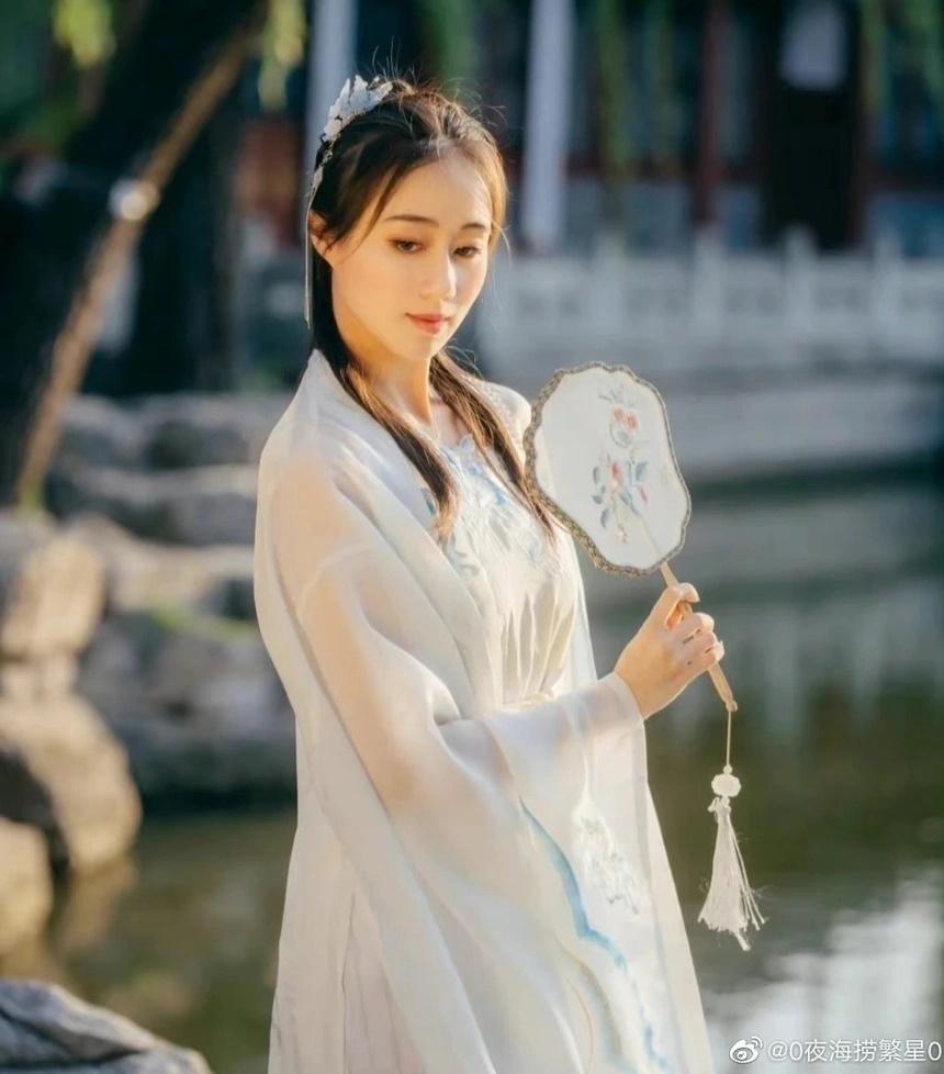 Gái út trùm sòng bài Macau vẫn làm giáo viên tiểu học, mặc đồ bình dân-2