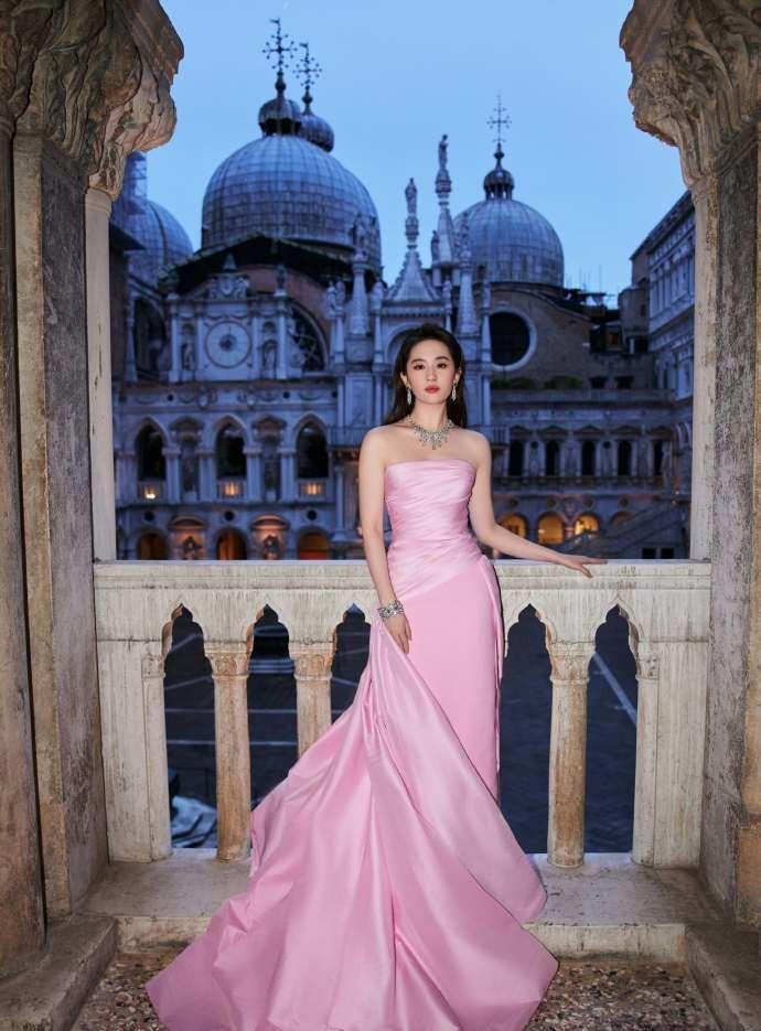 Học cách ăn mặc toát khí chất thần tiên của mẹ Lưu Diệc Phi-1