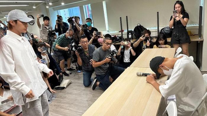 Viêm Á Luân bật khóc, xông vào họp báo xin lỗi nạn nhân bị quấy rối-1