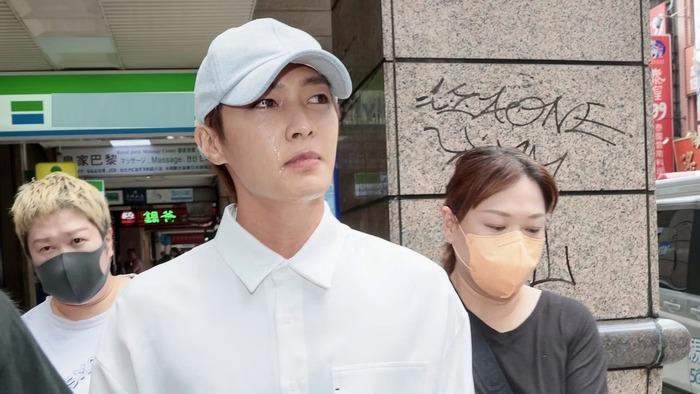 Viêm Á Luân bật khóc, xông vào họp báo xin lỗi nạn nhân bị quấy rối-3