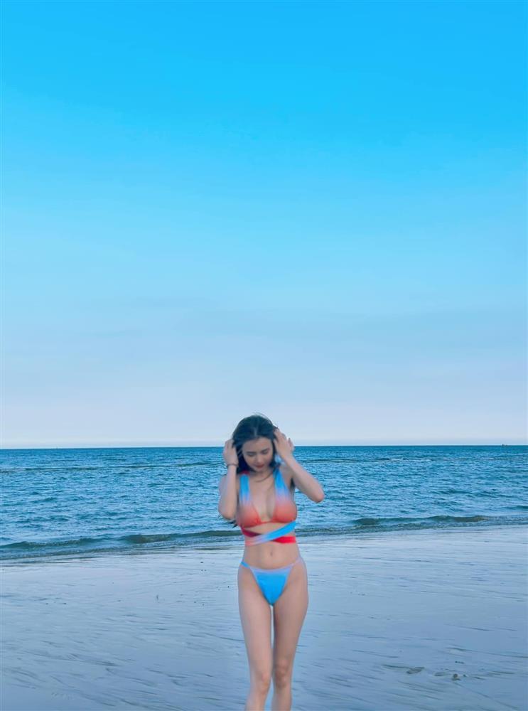 Em gái Công Vinh diện áo tắm khoe dáng như gái 18, nóng chẳng kém chị dâu Thủy Tiên-5
