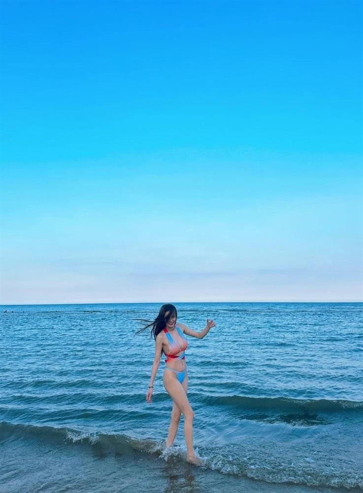 Em gái Công Vinh diện áo tắm khoe dáng như gái 18, nóng chẳng kém chị dâu Thủy Tiên-2