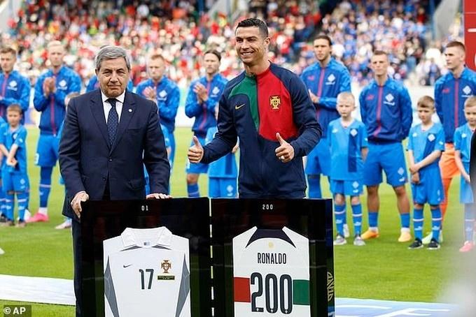 Cristiano Ronaldo nhận kỷ lục Guinness-2