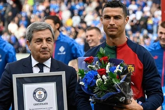 Cristiano Ronaldo nhận kỷ lục Guinness