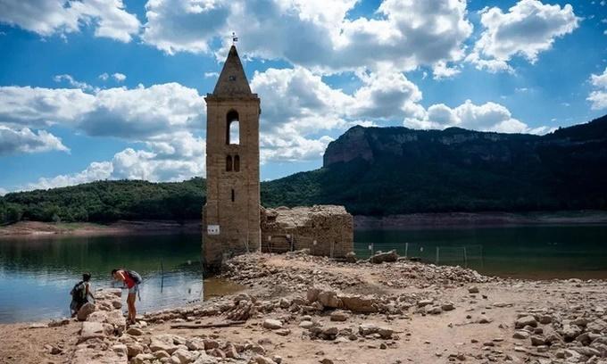 Nhà thờ 500 năm bất ngờ nổi lên giữa hồ cạn trơ đáy vì hạn hán ở Mexico-2