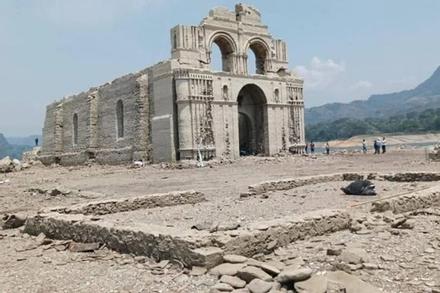 Nhà thờ 500 năm bất ngờ nổi lên giữa hồ cạn trơ đáy vì hạn hán ở Mexico