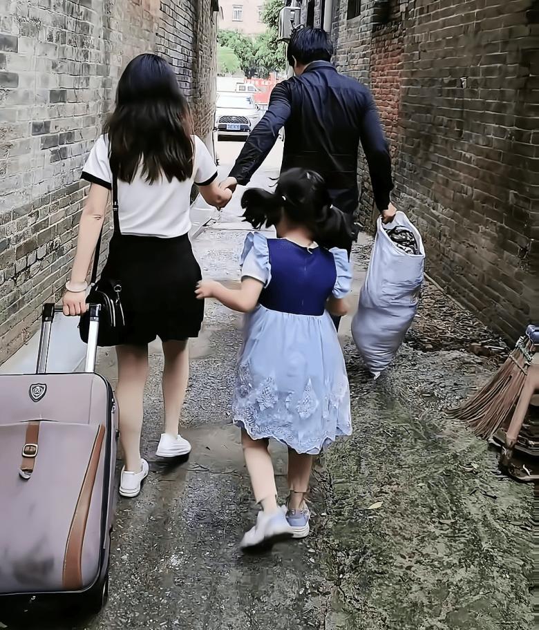 Bố mẹ ly hôn, con gái chạy theo gào khóc đến kiệt sức: Mẹ ơi mẹ đừng đi, mẹ ở lại với con!-1