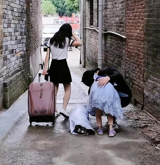 Bố mẹ ly hôn, con gái chạy theo gào khóc đến kiệt sức: Mẹ ơi mẹ đừng đi, mẹ ở lại với con!-2