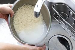 Tìm thấy hạt vi nhựa trong gạo: Có nên vo gạo trước khi nấu?