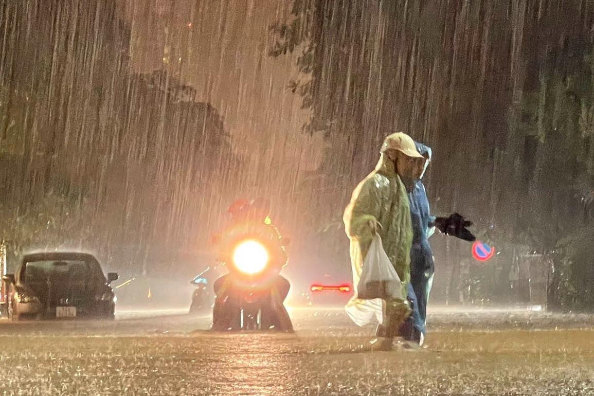 Mưa lớn gây ngập, CSGT dùng xe chuyên dụng đưa thí sinh tới điểm thi tốt nghiệp THPT-2