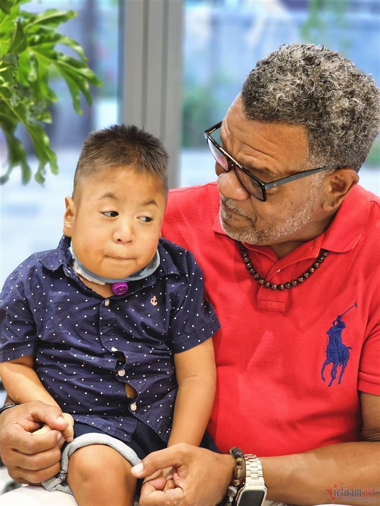 Quách Thành Danh chi 2 tỷ đồng đưa con bị bệnh tim về Việt Nam-2