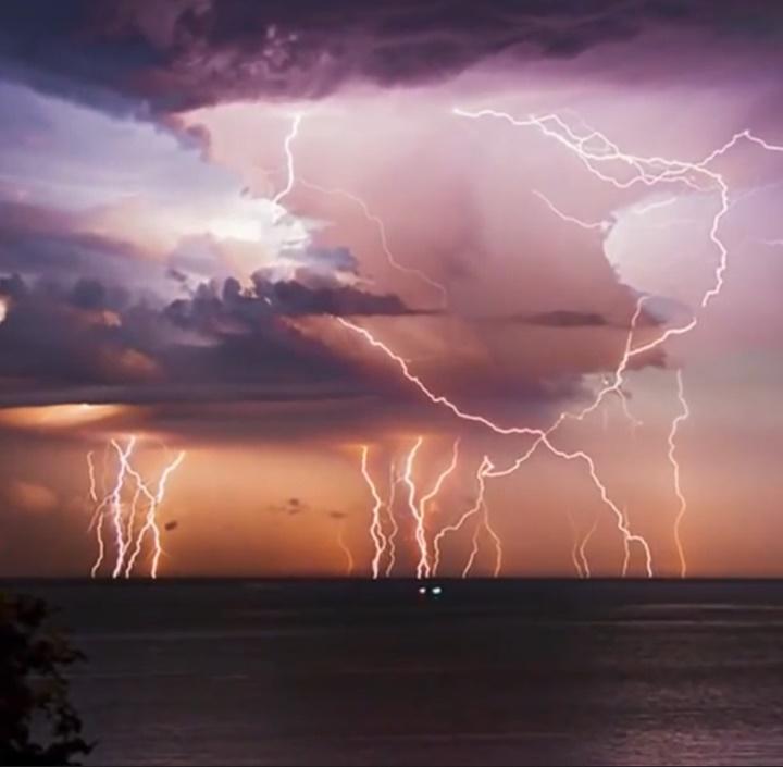 Kỳ lạ vùng đất bị sét đánh 28 lần mỗi phút, một năm 300 ngày hứng cuồng nộ-1