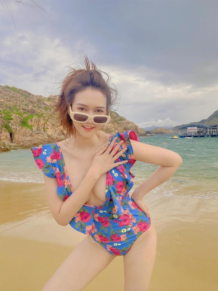 Tình cũ Đình Tú lên đồ đi biển, ngỡ ngàng vóc dáng bà mẹ một con-2