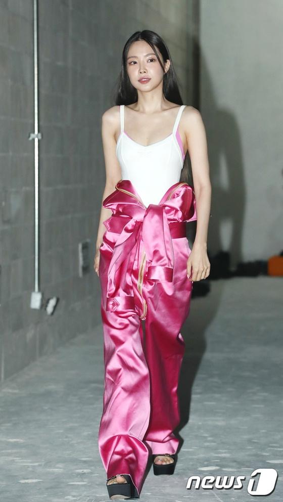 Trang phục lạ mắt của bình hoa di động Son Na Eun-1