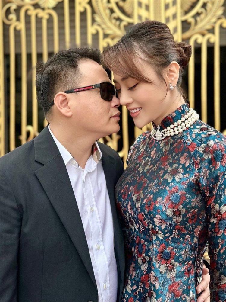 Vợ chồng Phương Oanh tình tứ trên du thuyền, bàn tay hư của Shark Bình thành tâm điểm-4