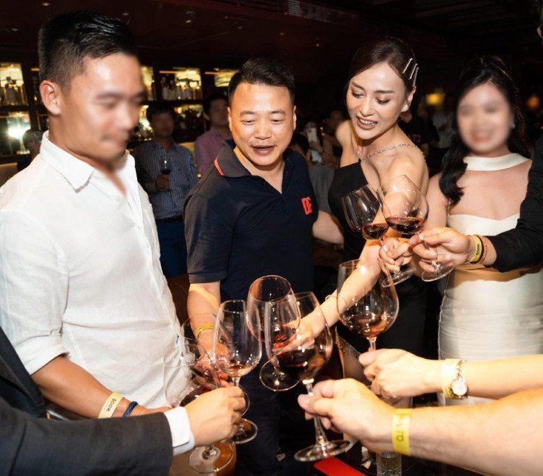 Vợ chồng Phương Oanh tình tứ trên du thuyền, bàn tay hư của Shark Bình thành tâm điểm-6