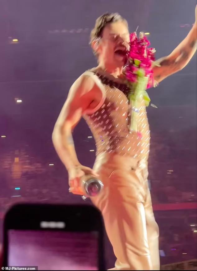 Ca sĩ nhận bó hoa vào mặt ngay trên sân khấu-5