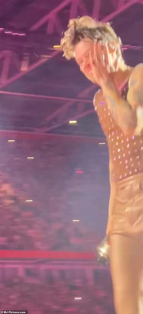 Ca sĩ nhận bó hoa vào mặt ngay trên sân khấu-6