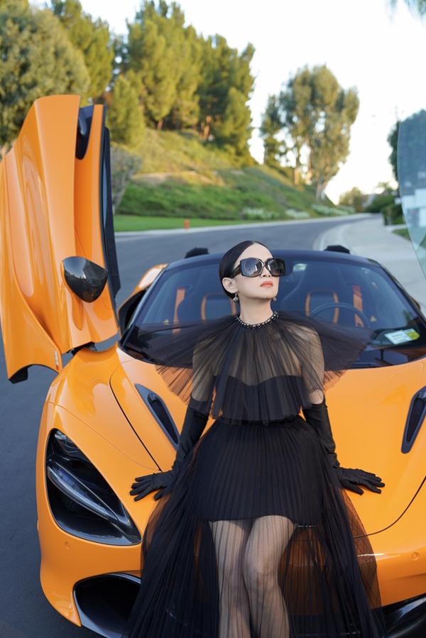 Hà Phương khoe dáng bên siêu xe 20 tỷ, khoe khéo gia sản của chồng tỷ phú Chính Chu-1