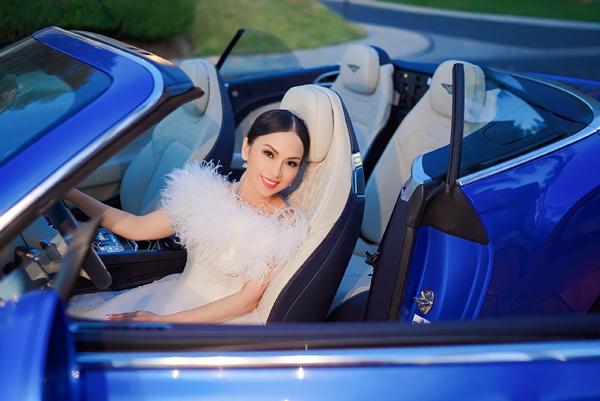 Hà Phương khoe dáng bên siêu xe 20 tỷ, khoe khéo gia sản của chồng tỷ phú Chính Chu-3