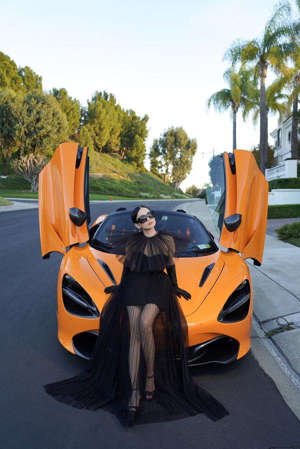 Hà Phương khoe dáng bên siêu xe 20 tỷ, khoe khéo gia sản của chồng tỷ phú Chính Chu-9