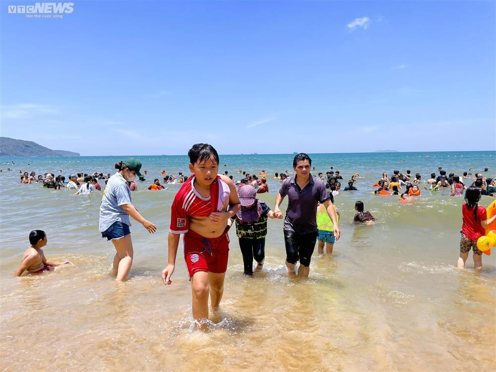 Tết Đoan Ngọ, đúng 12h trưa người xứ Nẫu mặc áo chống nắng, che ô tắm biển xả xui-5