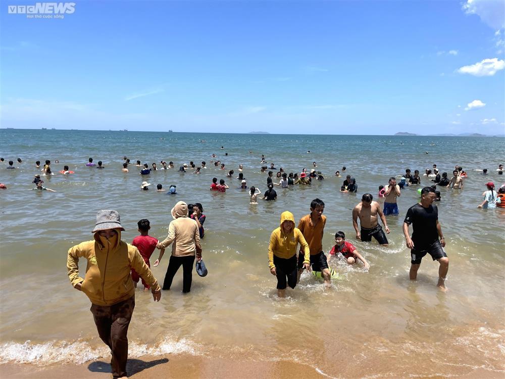 Tết Đoan Ngọ, đúng 12h trưa người xứ Nẫu mặc áo chống nắng, che ô tắm biển xả xui-6