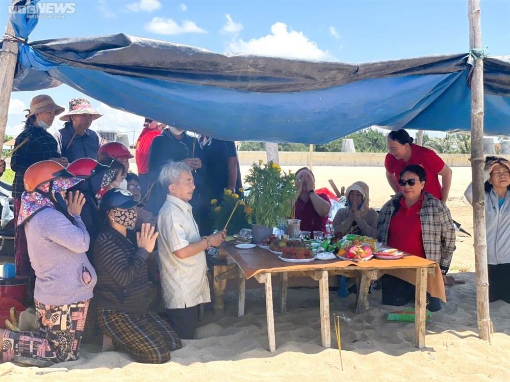 Tết Đoan Ngọ, đúng 12h trưa người xứ Nẫu mặc áo chống nắng, che ô tắm biển xả xui-8