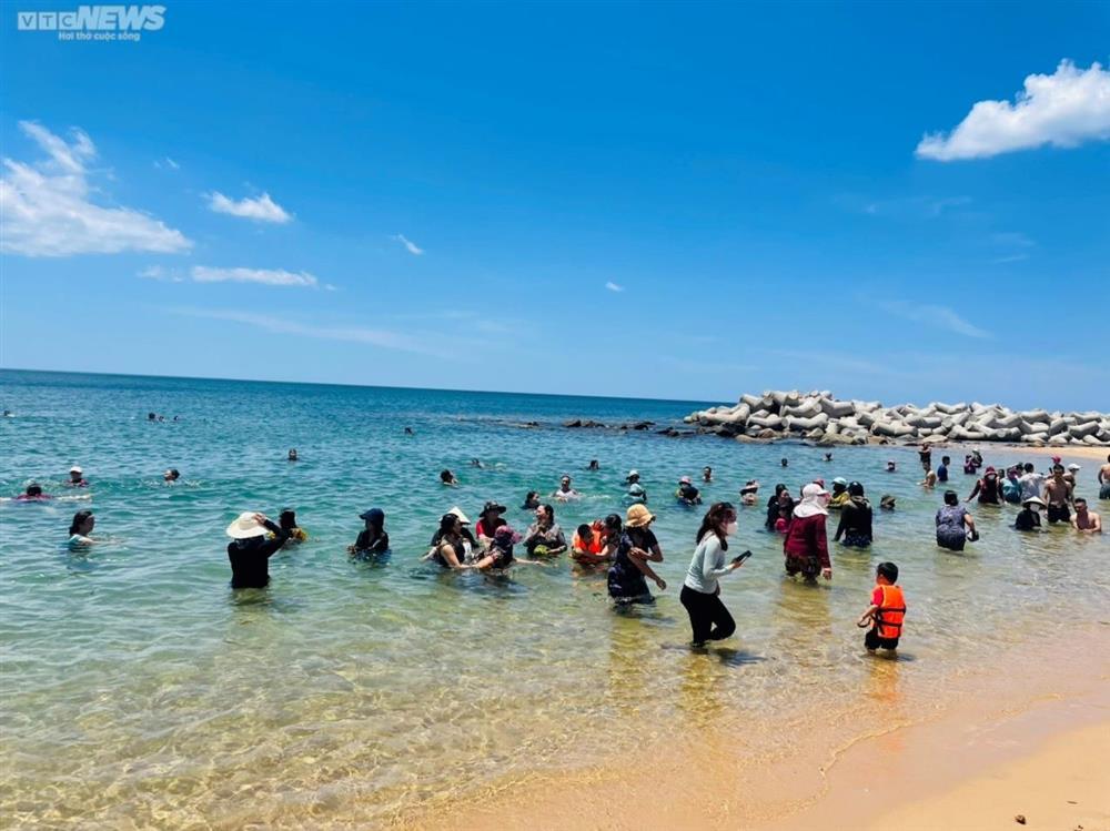 Tết Đoan Ngọ, đúng 12h trưa người xứ Nẫu mặc áo chống nắng, che ô tắm biển xả xui-9