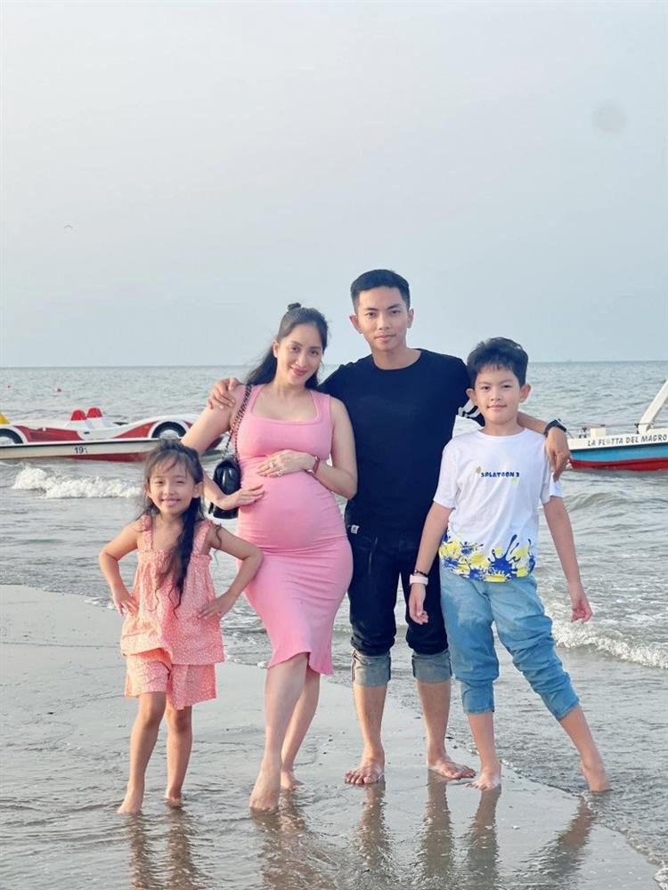 Mợ chảnh 5 tuổi nhà Khánh Thi - Phan Hiển là bản sao của bố nhưng mái tóc hiếm hệt mẹ-1