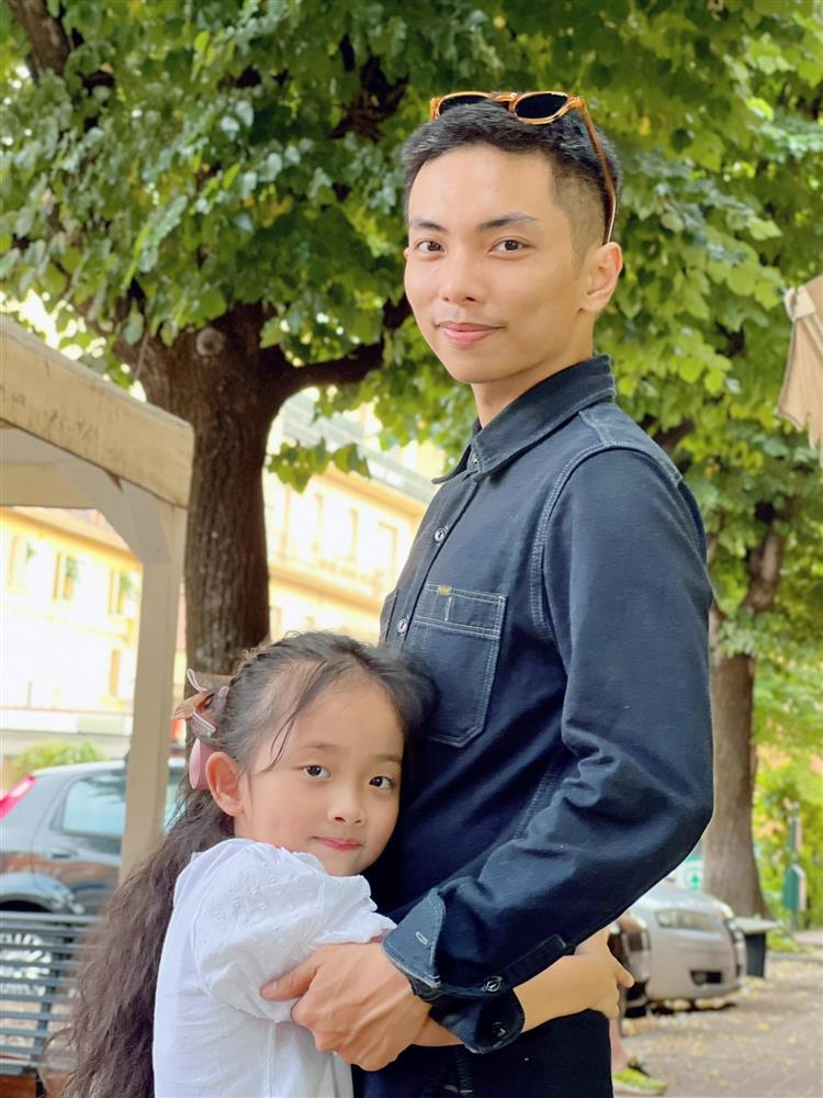 Mợ chảnh 5 tuổi nhà Khánh Thi - Phan Hiển là bản sao của bố nhưng mái tóc hiếm hệt mẹ-4