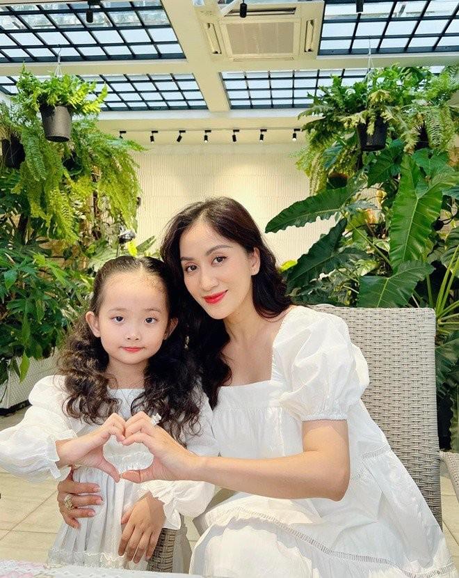 Mợ chảnh 5 tuổi nhà Khánh Thi - Phan Hiển là bản sao của bố nhưng mái tóc hiếm hệt mẹ-5