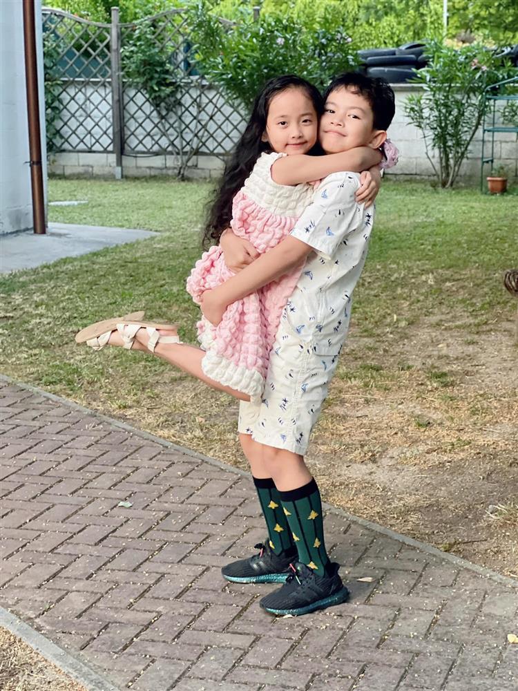 Mợ chảnh 5 tuổi nhà Khánh Thi - Phan Hiển là bản sao của bố nhưng mái tóc hiếm hệt mẹ-9