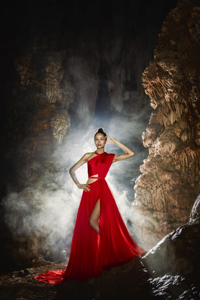 HHen Niê khoe vẻ ma mị trong hang động Quảng Bình-1