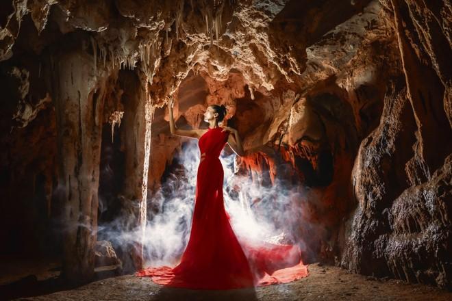 HHen Niê khoe vẻ ma mị trong hang động Quảng Bình-2