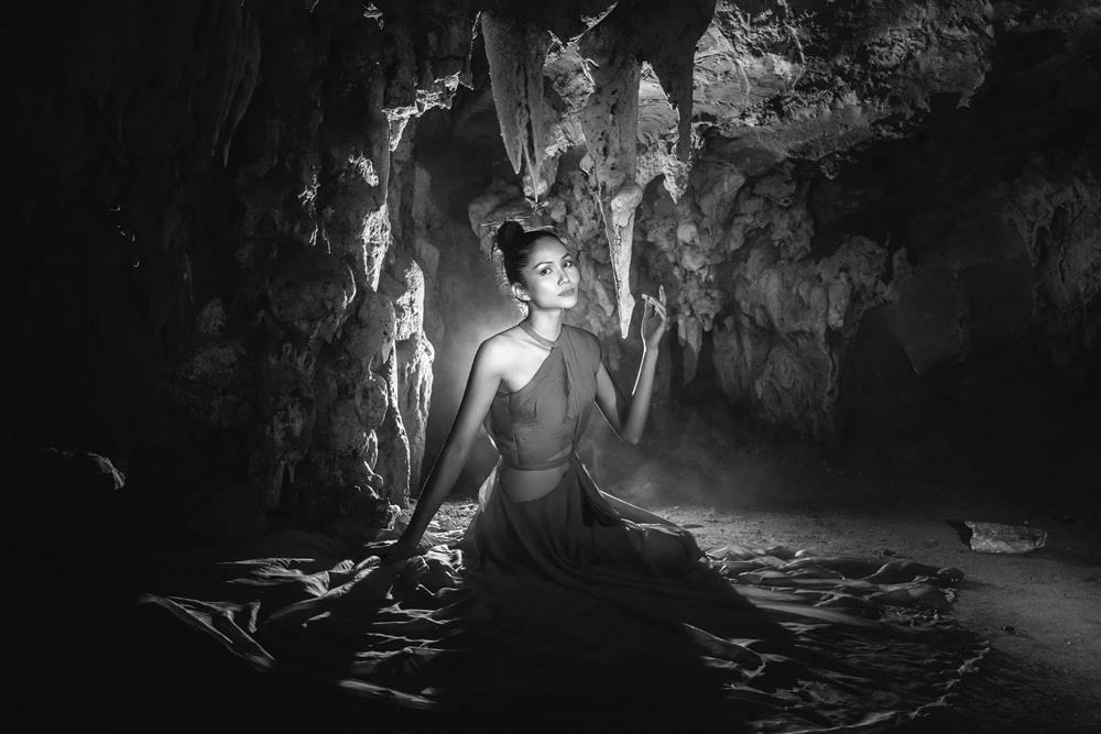 HHen Niê khoe vẻ ma mị trong hang động Quảng Bình-6