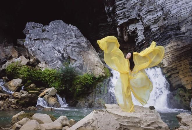 HHen Niê khoe vẻ ma mị trong hang động Quảng Bình-7