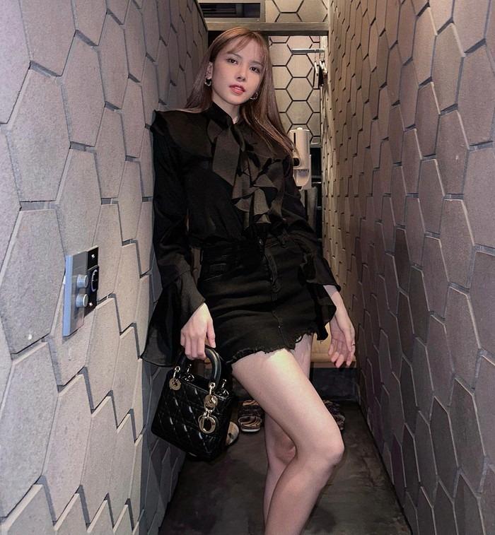 Phong cách diện chân váy ngắn trẻ trung của Thiều Bảo Trâm-2