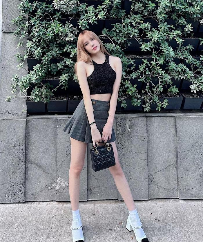 Phong cách diện chân váy ngắn trẻ trung của Thiều Bảo Trâm-3