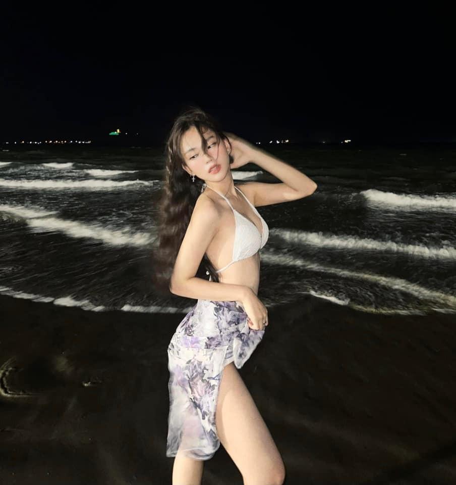 Đỗ Thị Hà, Hoàng Thùy khoe dáng với bikini-5