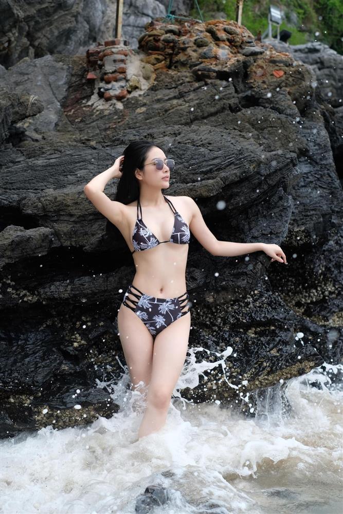 Đỗ Thị Hà, Hoàng Thùy khoe dáng với bikini-6