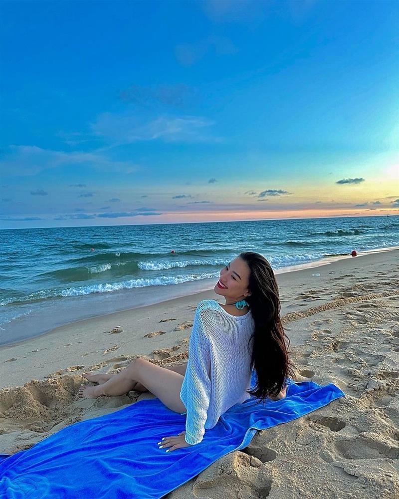 Đỗ Thị Hà, Hoàng Thùy khoe dáng với bikini-9