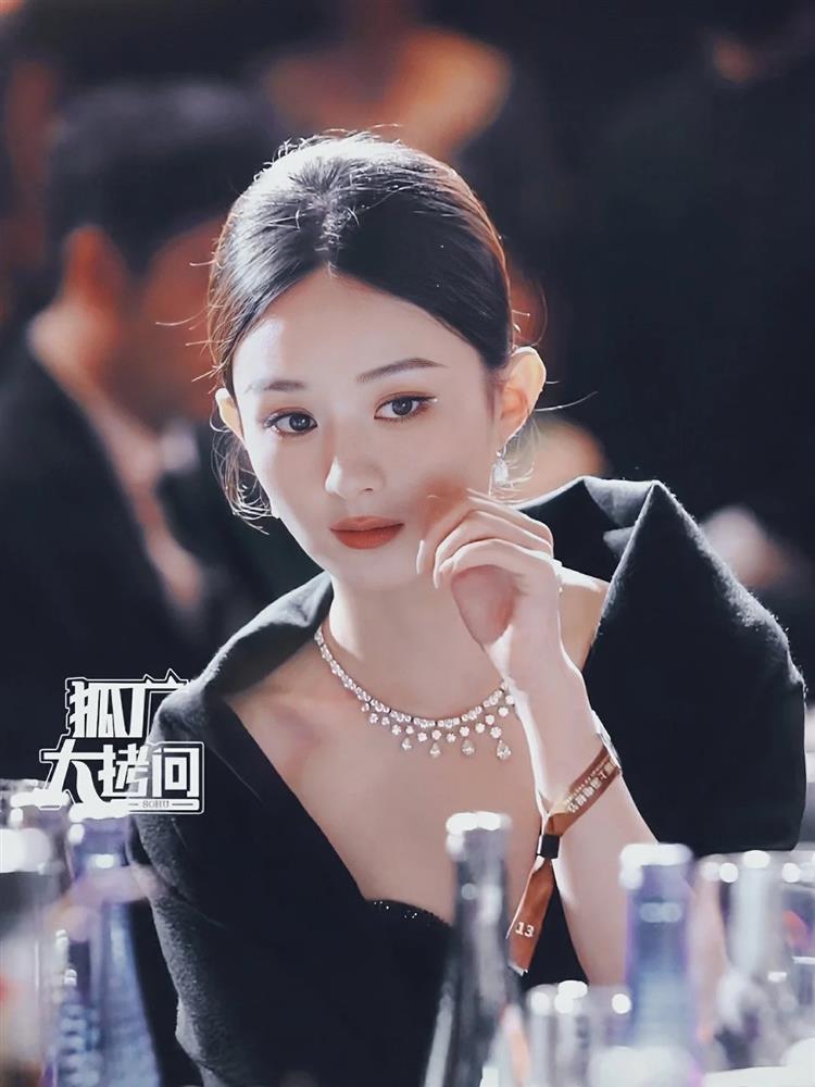 Triệu Lệ Dĩnh khoe vẻ kiêu sa tại sự kiện-1