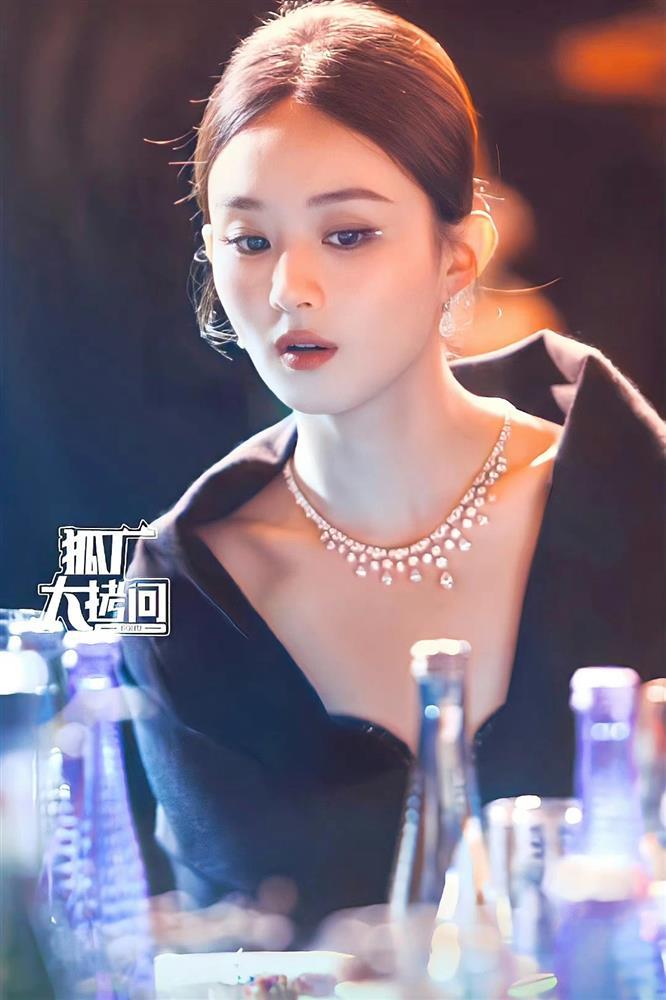 Triệu Lệ Dĩnh khoe vẻ kiêu sa tại sự kiện-2